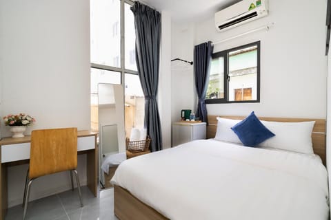 Bed, Photo of the whole room, Seating area, Bedroom, air conditioner