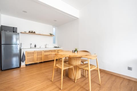 Kitchen or kitchenette, Dining area