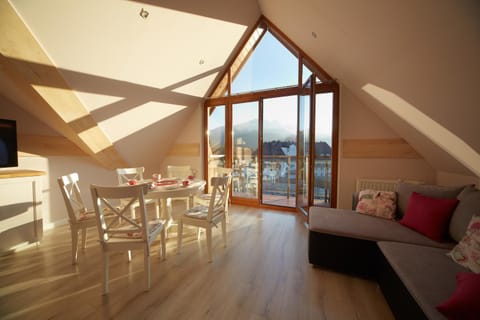 Seating area, Dining area