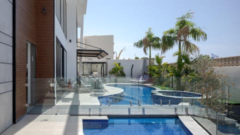 Patio, Swimming pool, sunbed