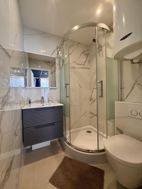 Shower, Toilet, Bathroom