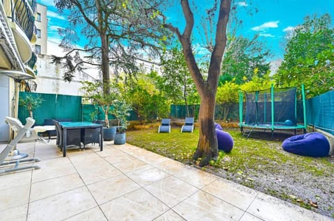 Beautiful 3 bdr apartment with garden close to Champs-Elysées Apartment in Paris