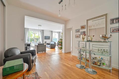 Beautiful 3 bdr apartment with garden close to Champs-Elysées Apartment in Paris