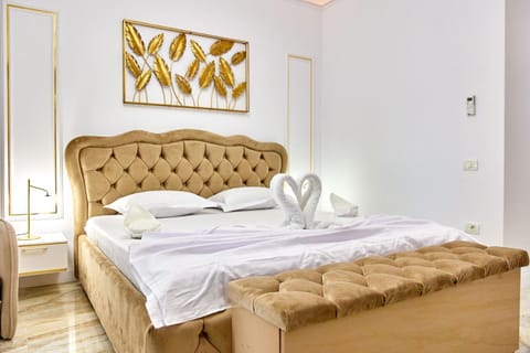 Bed, Photo of the whole room, Seating area, Bedroom, towels