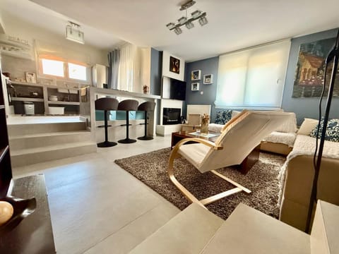 TV and multimedia, Kitchen or kitchenette, Photo of the whole room, Seating area