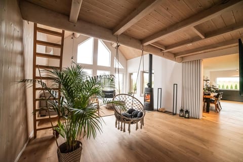 Communal lounge/ TV room, TV and multimedia, Living room, Seating area, air conditioner