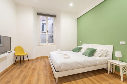 Bed, TV and multimedia, Photo of the whole room, Bedroom
