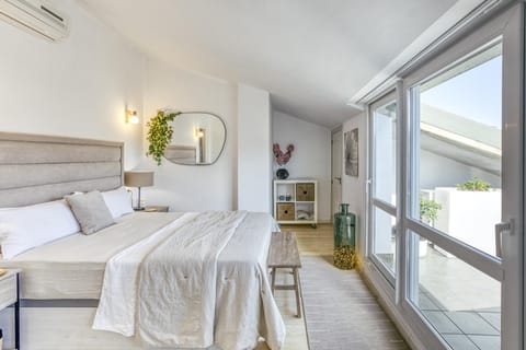 Photo of the whole room, Bedroom