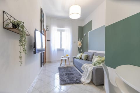 Bed, TV and multimedia, Seating area