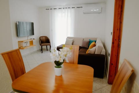 TV and multimedia, Living room, Photo of the whole room, Seating area, air conditioner