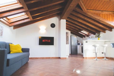 TV and multimedia, Kitchen or kitchenette, Living room, Seating area, Dining area
