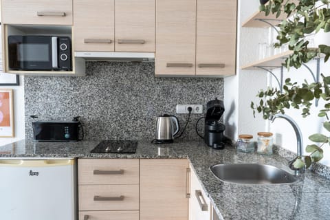 Coffee/tea facilities, Kitchen or kitchenette, stove, toaster