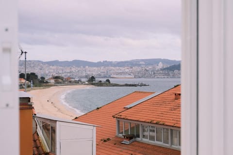 Ideal en primeira línea de playa by CABANA Rentals Apartment in Cangas