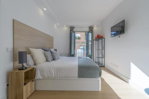 Bed, TV and multimedia, Photo of the whole room, Bedroom
