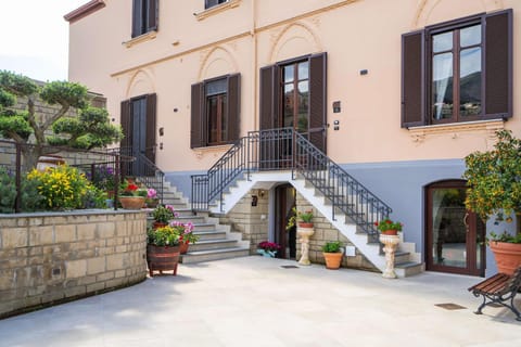 Property building, Facade/entrance, Spring, Garden view, Parking