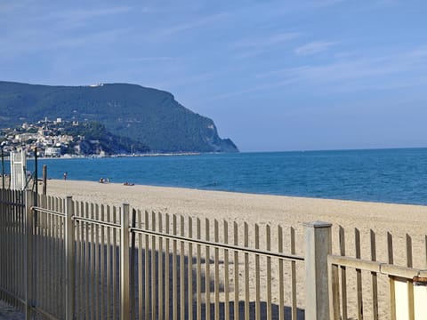L01 - Trilocale fronte mare con spiaggia privata Apartment in Marcelli