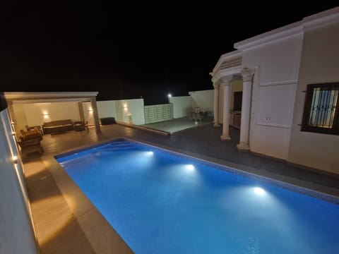 Pool view, Swimming pool, sunbed