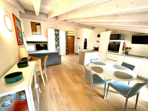 TV and multimedia, Kitchen or kitchenette, Living room, Seating area, Dining area, locker, minibar, pet friendly, stove