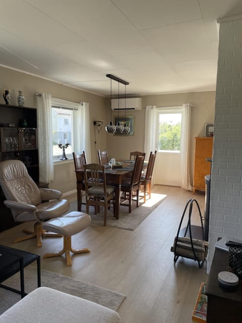 Living room, Seating area, Dining area, fireplace