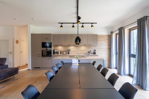 Kitchen or kitchenette, Dining area