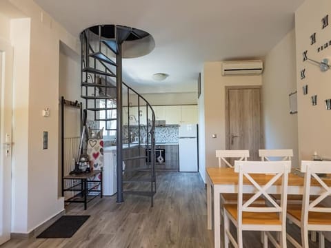 Kitchen or kitchenette, Living room, Seating area, Dining area, air conditioner