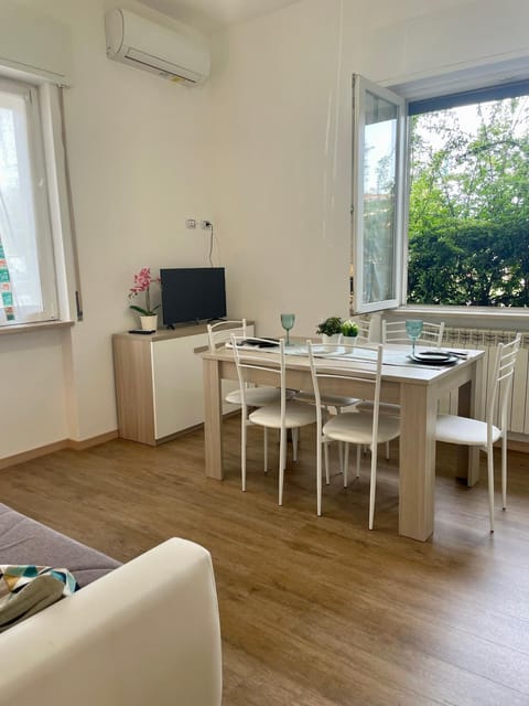 TV and multimedia, Living room, Seating area, Dining area, air conditioner