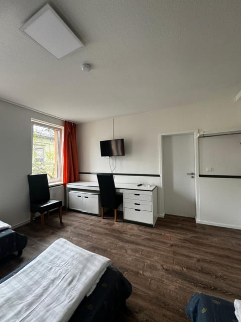 Bed, TV and multimedia, Photo of the whole room, Seating area, Bedroom, hair dresser