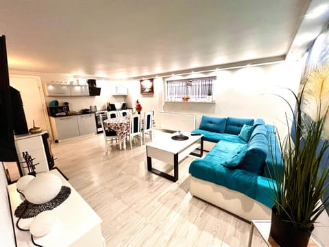 TV and multimedia, Kitchen or kitchenette, Living room, Seating area, Dining area