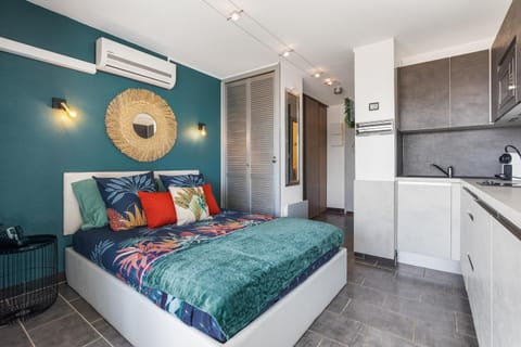 Bed, Kitchen or kitchenette, Photo of the whole room, Bedroom, air conditioner