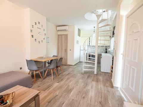 Kitchen or kitchenette, Living room, Seating area, Dining area, pet friendly