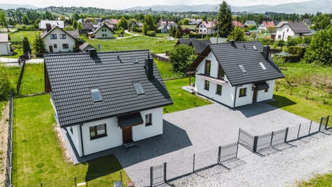 Property building, Activities, Bird's eye view, View (from property/room), Balcony/Terrace, Animals, Area and facilities, Parking, internet
