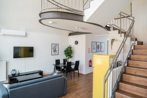 TV and multimedia, Living room, Seating area, Dining area, air conditioner