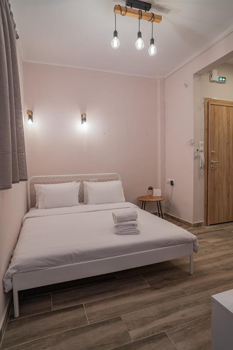 Bed, Photo of the whole room, Decorative detail, Bedroom, internet, towels