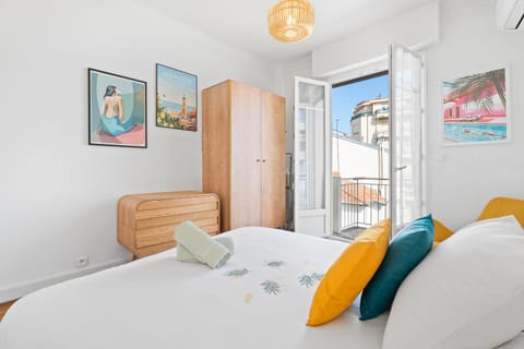 Bed, Bedroom, wardrobe, air conditioner