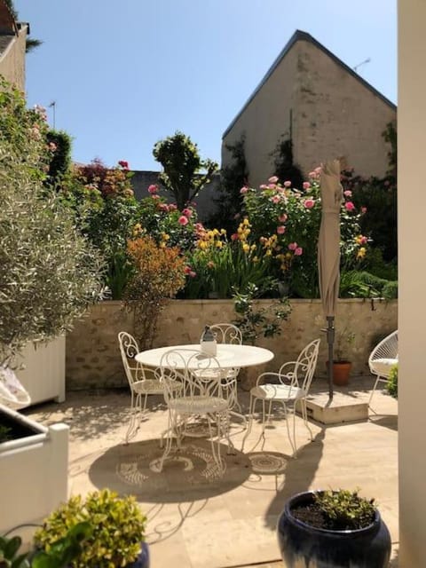 Les Pensees Chambre Hemingway Apartment in Orléans