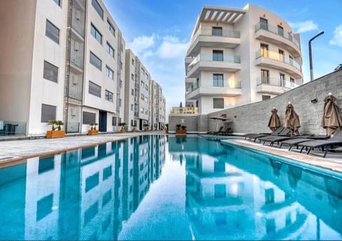 Property building, Patio, Day, Pool view, Swimming pool, sunbed