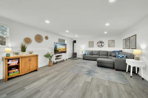 HUGE Modern Family Home- Modern, Fully Stocked, Weekly Savings House in Coeur dAlene