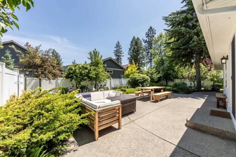 Big Family Getaway- Theater Room- BBQ- Play Room- Fire Pit House in Coeur dAlene