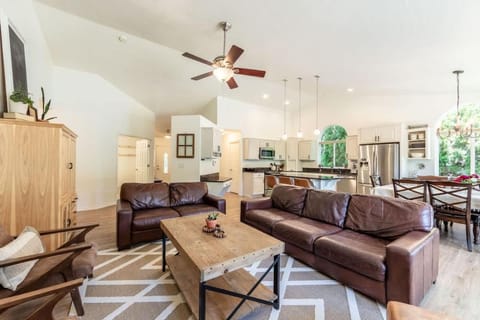 Big Family Getaway- Theater Room- BBQ- Play Room- Fire Pit House in Coeur dAlene