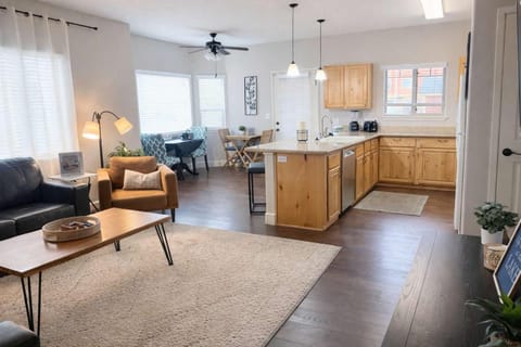 Kitchen or kitchenette, Living room, Seating area, Dining area, dishwasher, pet friendly, stove