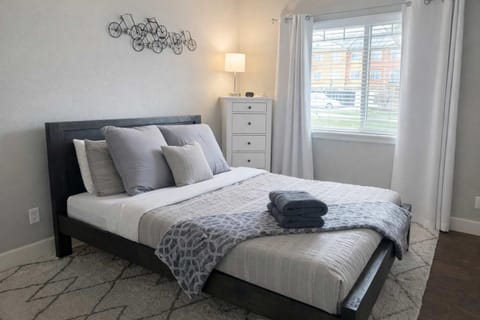 Bed, Photo of the whole room, Bedroom, towels