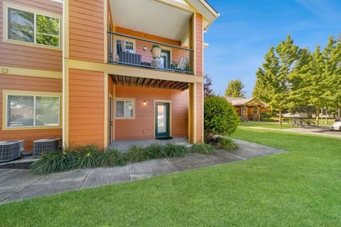 Property building, Spring, Day, Natural landscape, Garden, Garden view