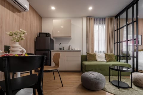 Kitchen or kitchenette, Living room, Seating area, Dining area, minibar, pet friendly, air conditioner