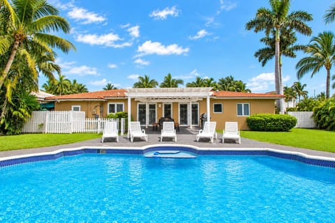 Property building, Patio, Pool view, Swimming pool, sunbed