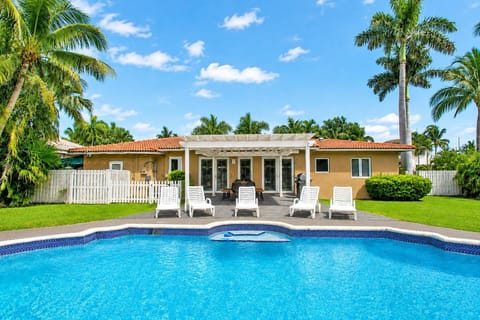 Property building, Patio, Pool view, Swimming pool, sunbed