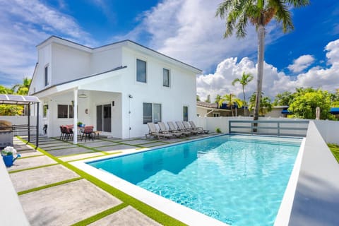 Property building, Pool view, Swimming pool, sunbed