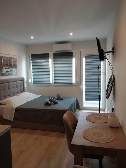 Bed, TV and multimedia, Photo of the whole room, Bedroom