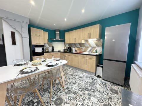 Coffee/tea facilities, Kitchen or kitchenette, Dining area, dishwasher, oven, stove, toaster