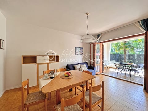 Day, Living room, Seating area