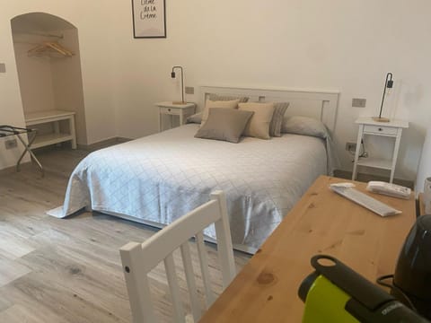 Bed, Photo of the whole room, Bedroom, hair dresser